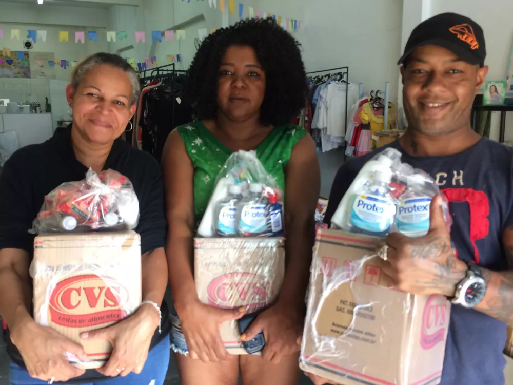 Doação de kits higiene e cestas básicas
